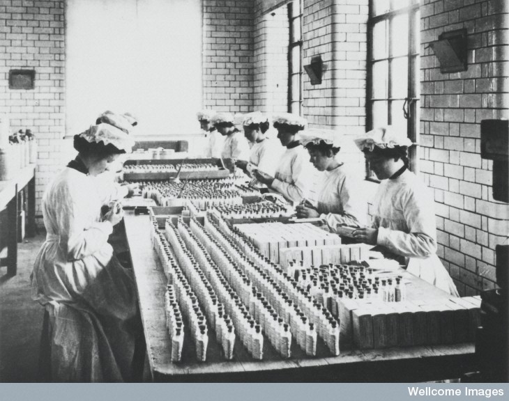 Female workers at the Packing floor, Wellcome Chemical Works, Dartford, packaing products. Reino Unido. 1909.