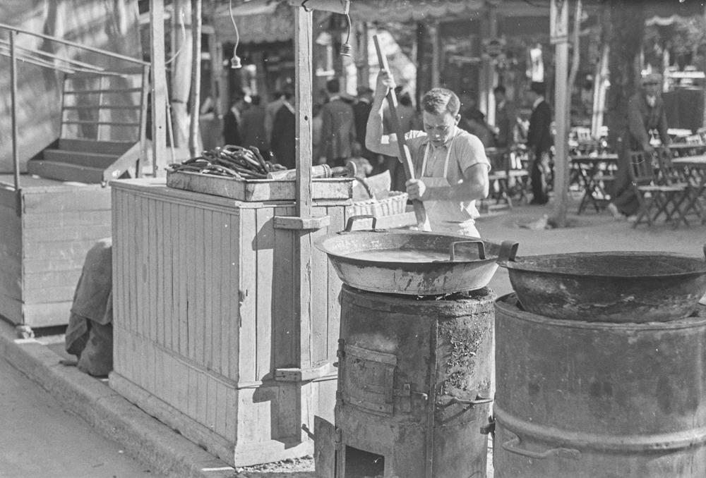 WUNDERLICH (1936) - Mercado de cerámica y Barajas. Churrero haciendo la masa de los churros en su puesto en la calle