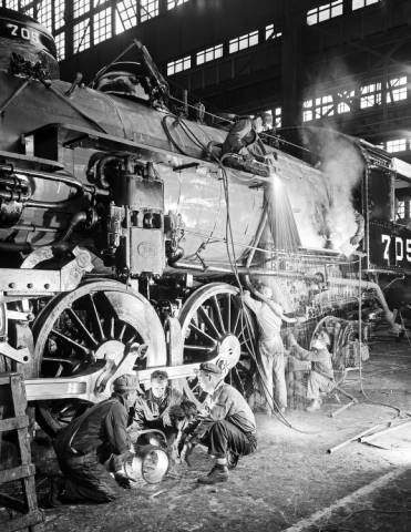 RICHIE, Robert Yarnall (ca. 1946) - Work Crew Repairing Locomotive 705, Texas & Pacific Railway Company