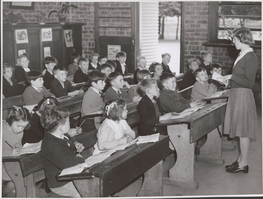 FITZPATRICK (1944) - Teacher, Lorraine Lapthorne conducts her class in the Grade Two room at the Drouin State School, Drouin, Victoria