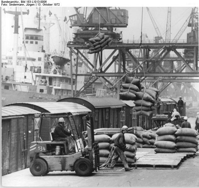 SINDERMANN (1972) - ADN-ZB Sindermann 13.10.72 Rostock: Indischer Frachter "Jalmoti" löscht Ladung im Überseehafen