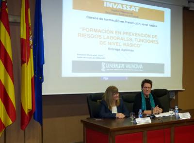 Mira i Moreno lliuren els diplomes del Curs Bàsic de Prevenció impartit per l'INVASSAT a delegats de la UGT